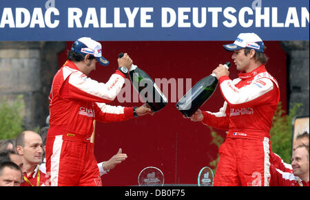 L'attuale tedesco rallye campioni del mondo Sebastien Loeb (R) e co-driver Daniel Elena festeggiano sul podio dopo aver vinto l'ADAC Rallye Deutschland a Treviri, Germania, 19 agosto 2007. Loeb e Elena ha vinto il rallye per la sesta volta consecutiva. Foto: Harald Tittel Foto Stock