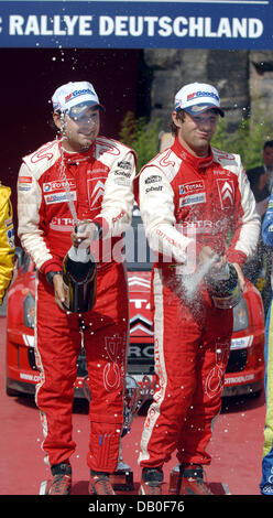 L'attuale tedesco rallye campioni del mondo Sebastien Loeb (R) e co-driver Daniel Elena festeggiano sul podio dopo aver vinto l'ADAC Rallye Deutschland a Treviri, Germania, 19 agosto 2007. Loeb e Elena ha vinto il rallye per la sesta volta consecutiva. Foto: Harald Tittel Foto Stock