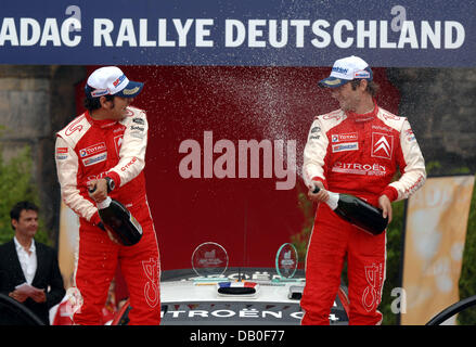 L'attuale tedesco rallye campioni del mondo Sebastien Loeb (R) e co-driver Daniel Elena festeggiare con lo champagne sul podio dopo aver vinto l'ADAC Rallye Deutschland a Treviri, Germania, 19 agosto 2007. Loeb e Elena ha vinto il rallye per la sesta volta consecutiva. Foto: Harald Tittel Foto Stock