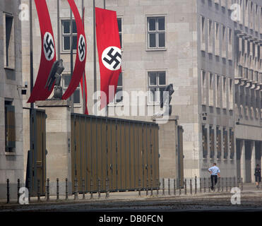 Bandiere con svastiche sono foto nella ex "Ministero del Reich per l' aviazione (attualmente il Ministero del Tesoro) durante le riprese del film di Hollywood "Valkyrie' a Wilhelmstreet a Berlino, Germania, 18 agosto 2007. 11 gli extra sono stati feriti in un incidente di uno storico veicolo militare durante le procedure di ripresa durante il fine settimana. Su larga scala bloccaggi su strada sono stati installati per il film con protagonista Ho Foto Stock