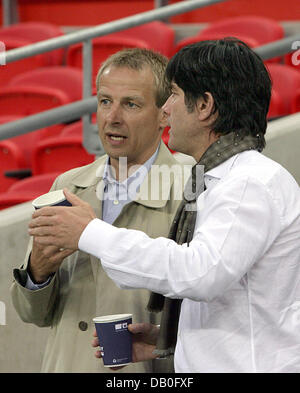 Ex allenatore della nazionale tedesca di calcio, Juergen Klinsmann (L) e il suo successore, Joachim Loew, chat prima della partita internazionale Inghilterra vs Germania allo Stadio di Wembley a Londra, Gran Bretagna, 22 agosto 2007. Foto: Oliver Berg Foto Stock