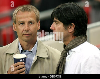 Ex allenatore della nazionale tedesca di calcio, Juergen Klinsmann (L) e il suo successore, Joachim Loew, chat prima della partita internazionale Inghilterra vs Germania allo Stadio di Wembley a Londra, Gran Bretagna, 22 agosto 2007. Foto: Oliver Berg Foto Stock