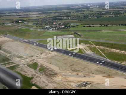 Vista aerea sulla costruzione di opere sulle piste del vecchio aeroporto Berlino-Schoenefeld, Germania, 27 agosto 2007. Quando completato nel 2011, il nuovo aeroporto Berlin Brandenburg International (BBI) dovrebbe essere capanle di manipolazione 22 milioni di passeggeri ogni anno. Foto: Bernd Settnik Foto Stock