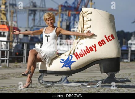 Il tedesco ex pattinaggio di figura pro Tanja Szewczenko pone con un gigante di pattino da ghiaccio la lettura di "vacanza sul ghiaccio' ad Amburgo, Germania, 28 agosto 2007. Il nuovo "Vacanza sul ghiaccio' visualizza 'Holiday on Ice - Elementi' eseguirà in prima mondiale il 08 novembre ad Amburgo con Szewczenko eseguendo. Foto: Sebastian Widmann Foto Stock