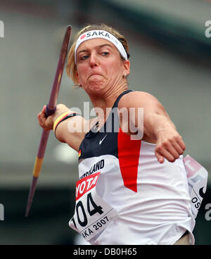 Il tedesco Steffi Nerius è raffigurato in azione nelle donne giavellotto Qualification dell XI IAAF ai Campionati Mondiali di atletica di Nagai stadium di Osaka in Giappone, 29 agosto 2007. Con una lunghezza di 61,89 metri, Nerius passa al turno successivo. Foto: Gero Breloer Foto Stock