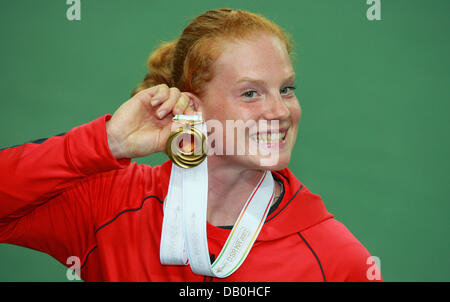 Martello tedesco thrower Betty Heidler pone con la sua medaglia d'oro conquistata presso la IAAF ai Campionati Mondiali di atletica di Nagai Stadium, Osaka, Giappone, 30 agosto 2007. Foto: Gero Breloer Foto Stock
