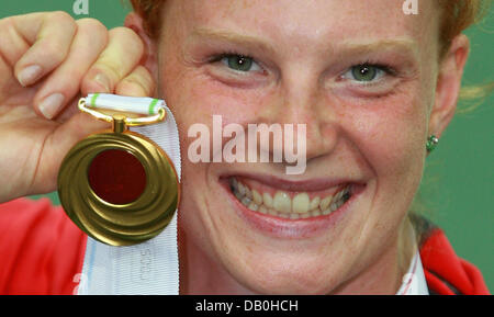 Martello tedesco thrower Betty Heidler pone con la sua medaglia d'oro, ha vinto a la IAAF ai Campionati Mondiali di atletica di Nagai Stadium, Osaka, Giappone, 30 agosto 2007. Foto: Gero Breloer Foto Stock