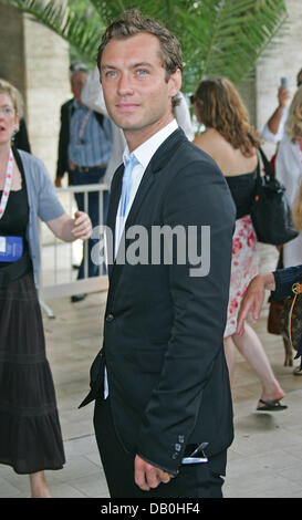 Attore britannico Jude Law arriva al photocall per il film "leuth' al Palazzo del Casinò durante la 64a Mostra del Cinema di Venezia a Venezia, Italia, 30 agosto 2007. Foto: Hubert Boesl Foto Stock