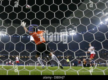 Paolo Guerrero (R) di Amburgo punteggi 2-0 durante la Coppa UEFA secondo turno di qualificazione di seconda gamba Amburgo SV V Hoved a Budapest-HSH Nordbank Arena stadium di Amburgo, Germania, 30 agosto 2007. Amburgo sconfitto gli ungheresi 4-0 e liscia-vela attraverso alla coppa UEFA 1. Round. Foto: Sebastian Widmann Foto Stock