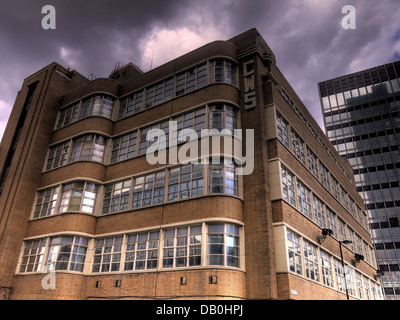 Il 1920s style CWS edificio con cielo tempestoso Foto Stock