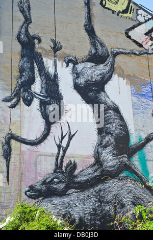 GRAFFITI sui muri a Kreuzberg di Berlino Foto Stock