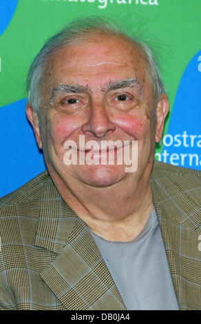 Regista francese Claude Chabrol pone per fotografi alla fine della conferenza stampa sul film ''La Fille coupee en deux' ('La ragazza taglia in due') al sessantaquattresimo Venice International Film Festival di Venezia, Italia, 02 settembre 2007. Foto: Hubert Boesl Foto Stock