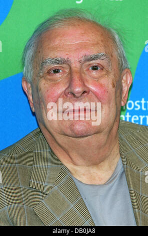 Regista francese Claude Chabrol pone per fotografi alla fine della conferenza stampa sul film ''La Fille coupee en deux' ('La ragazza taglia in due') al sessantaquattresimo Venice International Film Festival di Venezia, Italia, 02 settembre 2007. Foto: Hubert Boesl Foto Stock