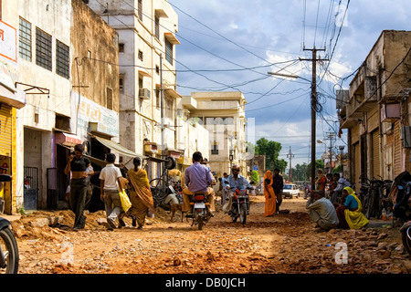 Quotidiano indiano la vita in città - strada trafficata scena Foto Stock