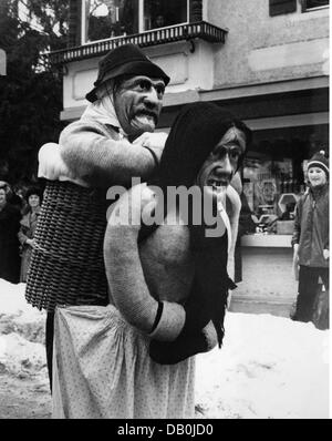 Feste, carnevale a Partenkirchen, contadina con maschera di legno, portando il marito in cesto sulla schiena, Garmisch - Partenkirchen, 1973, diritti aggiuntivi-clearences-non disponibile Foto Stock