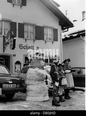 Feste, carnevale a Partenkirchen, famiglia che indossa maschere di legno di fronte alla locanda 'Zum Schatten', Garmisch - Partenkirchen, 1975, diritti aggiuntivi-clearences-non disponibile Foto Stock