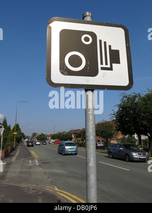 Velocità britannico segno della fotocamera nella parte anteriore di un'estate cielo blu, sulla A50 strada principale Foto Stock