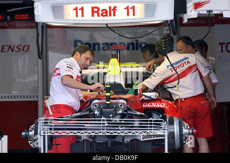 Toyota meccanica opera su una vettura di Formula Uno in Italia circuito di Formula Uno a Monza, 06 settembre 2007. La gara si terrà il 09 settembre 2007. Foto: Roland Weihrauch Foto Stock