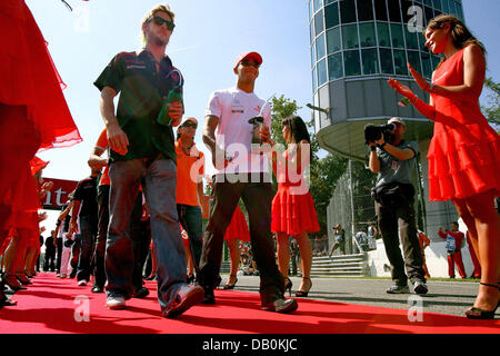 Britannico di Formula Uno piloti Jenson Button della Honda (L) e Lewis Hamilton della McLaren Mercedes a piedi per la parata dei piloti prima del Gran Premio d'Italia sul circuito di Monza, Italia, 09 settembre 2007. Foto: Jens BUETTNER Foto Stock