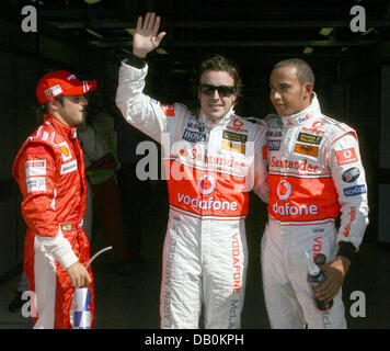 Spagnolo di Formula Uno Pilota Fernando Alonso McLaren Mercedes (C) festeggia con British pilota di Formula Uno Lewis Hamilton della McLaren Mercedes (R) e il Brasiliano pilota di Formula Uno alla Ferrari di Felipe Massa (L) dopo aver vinto la sessione di qualifiche del Campionato Italiano Formula One Grand Prix precedendo il compagno di squadra Hamilton e alla Ferrari di Massa al circuito di gara di Monza, 08 settembre 2007. Foto Stock