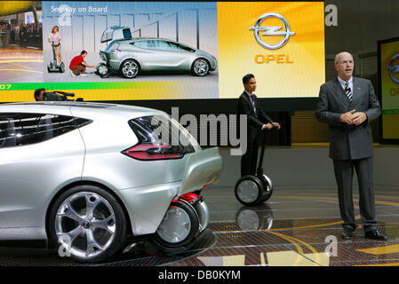 General Motors Europe Carl-Peter testa Forster (R) presenta Opel Flextreme di studio durante la sessantaduesima International Motor Show IAA di Francoforte sul Meno, Germania, 11 settembre 2007. Lo studio combina l'utilizzo di un motore elettrico e un grande litio batteria ionica con un 1.3 litri di diesel il motore per questo anno di IAA, il mondo più importante fiera sulle vetture, dovrebbero essere tutte le informazioni su global Foto Stock