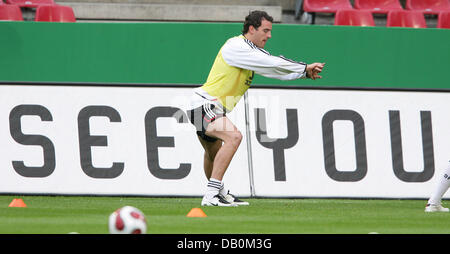 Nazionale tedesco di calcio team defender, Christoph Metzelder, si riscalda durante una sessione di prove libere a Colonia, Germania, 11 settembre 2007. Il team tedesco si prepara per il suo amichevole contro la Romania a Colonia il mercoledì, 12 settembre 2007. Foto: Achim Scheidemann Foto Stock