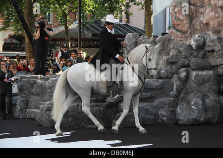 Londra, UK, 21 luglio 2013. Argento (il cavallo) assiste la premiere del 'Lone Ranger all' Odeon Leicester Square © WFPA/Alamy Foto Stock