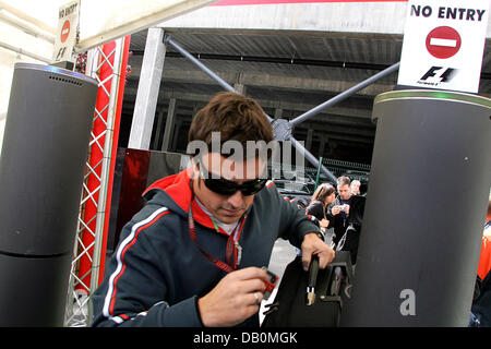 Spagnolo di Formula Uno Pilota Fernando Alonso (C) arriva alla McLaren Mercedes motorhome Spa-Francorchamps race track, Belgio, 13 settembre 2007. Il Gran Premio del Belgio si terrà il 16 settembre 2007. Foto: ROLAND WEIHRAUCH Foto Stock