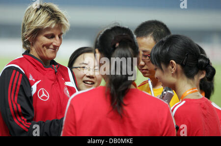 In Germania la nazionale di calcio portiere Silke Rottenberg (L) firma autografi dopo una sessione di prove libere a Pudong-Yuanshen-Sportcenter in Cina a Shanghai, 13 settembre 2007. Foto: Carmen Jaspersen Foto Stock