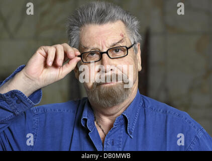 Autore Catalan-Spanish Baltasar Porcel comporta per il fotografo a Francoforte sul Meno, Germania, 13 settembre 2007. Foto: Uwe Anspach Foto Stock