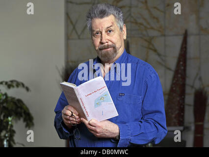 Autore Catalan-Spanish Baltasar Porcel pone con il suo romanzo "cavalli nella notte' in Francoforte sul Meno, Germania, 13 settembre 2007. Foto: Uwe Anspach Foto Stock