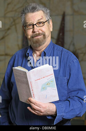 Autore Catalan-Spanish Baltasar Porcel pone con il suo romanzo "cavalli nella notte' in Francoforte sul Meno, Germania, 13 settembre 2007. Foto: Uwe Anspach Foto Stock