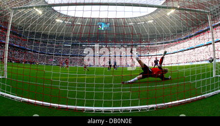 Il Bayern Monaco di Baviera portiere Oliver KAHN non può impedire la Schalke 04's 0-1 durante una partita della Bundesliga al Allianz-Arena a Monaco di Baviera, Germania, il 15 settembre 2007. Foto: Matthias Schrader (ATTENZIONE: periodo di bloccaggio! Il DFL permette un ulteriore utilizzo delle immagini nella IPTV, servizi di telefonia mobile e altre nuove tecnologie non prima di 2 ore dopo la fine della partita. La publicatio Foto Stock