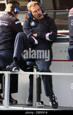 Tedesco della BMW Sauber Motorsport Direttore, Mario Theissen, sorge il comando stand presso il circuito di gara a Spa Francorchamps, Belgio, 14 settembre 2007. 2007 la Formula 1 Gran Premio del Belgio si terrà il 16 settembre 2007. Foto: Jens Buettner Foto Stock