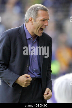 Bielefeld's head coach Ernst Middendorp fa un gesto a emarginare durante la partita della Bundesliga Arminia Bielefeld vs FC Hansa Rostock a SchuecoArena stadium di Bielefeld, Germania, 15 settembre 2007. Foto: Bernd Thissen (ATTENZIONE: periodo di bloccaggio! Il DFL permette un ulteriore utilizzo delle immagini nella IPTV, servizi di telefonia mobile e altre nuove tecnologie non prima di due ore Foto Stock