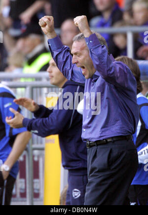 Bielefeld's head coach Ernst Middendorp celebra la vittoria di 4-2 in Bundesliga corrispondono Arminia Bielefeld vs FC Hansa Rostock a SchuecoArena stadium di Bielefeld, Germania, 15 settembre 2007. Foto: Bernd Thissen (ATTENZIONE: periodo di bloccaggio! Il DFL permette un ulteriore utilizzo delle immagini nella IPTV, servizi di telefonia mobile e altre nuove tecnologie non prima di due ore dopo il Foto Stock