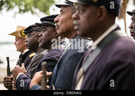 La guerra civile re-enactors che rappresenta il tutto nero 54th Massachusetts Fanteria di volontariato durante una cerimonia di inaugurazione di un monumento in onore del 54th per il centocinquantesimo anniversario dell'assalto sulla batteria Wagner Luglio 21, 2013 a Charleston, Sc. La battaglia commemorò nel film "Gloria" ha avuto luogo a Charleston e fu la prima grande battaglia di un reggimento di nero. Foto Stock