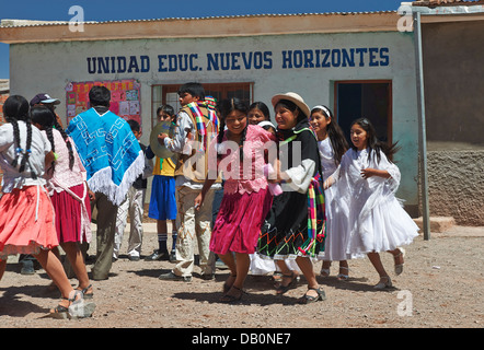 Danze Indigene Quechua i bambini in un villaggio vicino a San Antonio de Lipez, Ande, Bolivia, Sud America Foto Stock