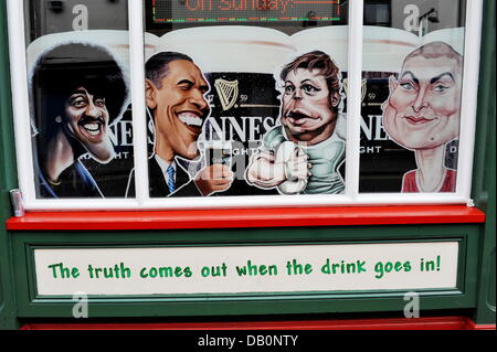 La birreria irlandese Guinness promuovere la birra con una caricatura da US-presidente Barack Obama e altri in rilievo. Visto a Dublino il 26 giugno 2013. Foto Stock