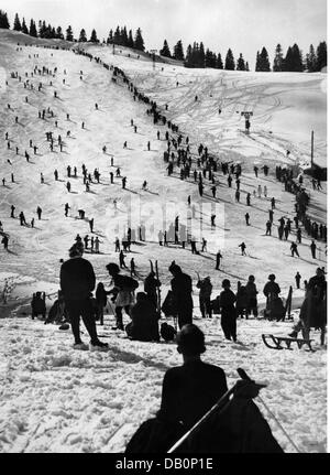 Feste, carnevale, carnevale sugli sci, sciatori sulle piste, Firstalm, Schliersee, 1957, diritti aggiuntivi-clearences-non disponibile Foto Stock