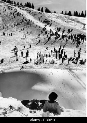 Feste, carnevale, carnevale sugli sci, sciatori che guardano scena su pendio, Firstalm, Schliersee, 1963, Additional-Rights-Clearences-Not Available Foto Stock