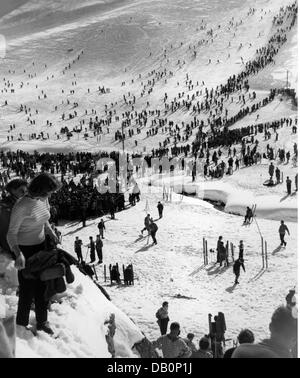 Feste, carnevale, carnevale sugli sci, sciatori che guardano scena su pendio, Firstalm, Schliersee, 1957, Additional-Rights-Clearences-Not Available Foto Stock