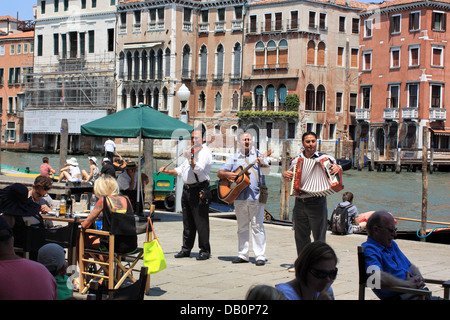 Musicisti di strada a giocare presso i ristoranti di Venezia Foto Stock