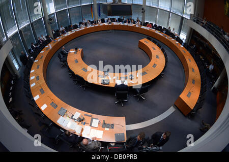 Berlino, Germania. 22 Luglio, 2013. L'ex ministro della difesa Rudolf Scharping siede alla testimonianza interrogatorio di fuchi commissione di inchiesta del Bundestag tedesco in una sala conferenze in Paul-Loebe-Haus a Berlino, Germania, 22 luglio 2013. Foto: RAINER JENSEN/dpa/Alamy Live News Foto Stock