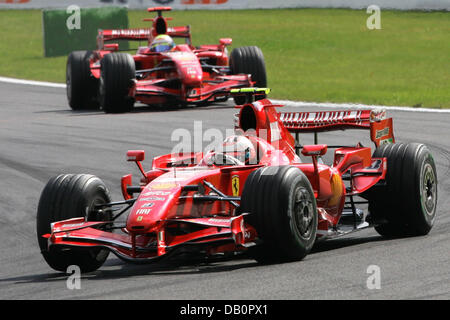 Il finlandese pilota di Formula Uno Kimi Raikkonen della Scuderia Ferrari conduce davanti al suo brasiliano compagno di squadra Felipe Massa durante il Gran Premio del Belgio presso la pista di Spa Francorchamps, Belgio, 16 settembre 2007. Foto: ROLAND WEIHRAUCH Foto Stock