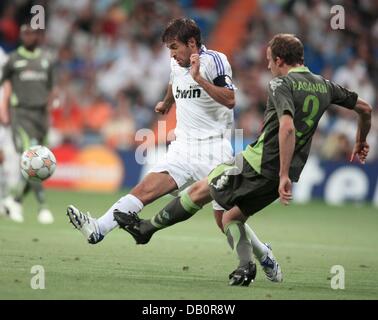 Il Real Madrid è il capitano Raul Gonzalez (L) il sistema VIES per la palla con il Werder Brema difensore finlandese Petri Pasanen (R) durante la Champions League gruppo C partita di calcio Real Madrid vs. Werder Brema al Santiago Bernabeu a Madrid, Spagna, 18 settembre 2007. Foto: MONDELO Foto Stock