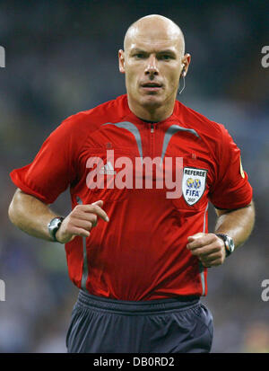 Arbitro inglese Howard Webb mostrato durante la Champions League gruppo C match Real Madrid vs Werder Brema al Santiago Bernabeu a Madrid, Spagna, 18 settembre 2007. Foto: Jochen Luebke Foto Stock