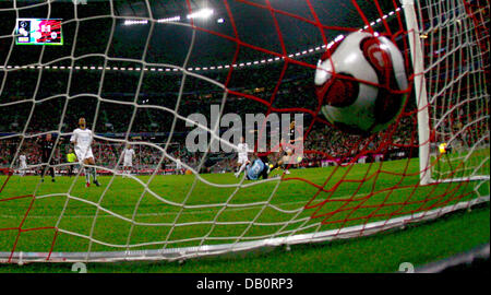 Monaco di Baviera è il riscontro Luca Toni (R) punteggi il gol contro il Belenenses goalie Marco Goncalves (C) durante la Coppa UEFA 1. Round prima gamba FC Bayern Munich v Belenenses Lisbona alla stadio Allianz Arena di Monaco di Baviera, Germania, il 20 settembre 2007. Monaco di Baviera ha vinto la partita 1-0. Foto: Matthias Schrader Foto Stock