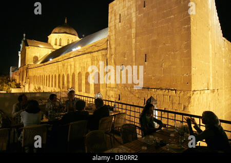 I clienti del ristorante potrete cenare al fianco degli illuminati Umayyad moschea, la Grande Moschea di Damasco, Siria, 29 agosto 2007. Moschea degli omayyä di, che si trova alla fine del al-Hamidiyeh souq nella città vecchia di Damasco, fu costruito nel 705 D.C. dagli Umayyad califfo Al-Walid I quando Damasco era la capitale dell'Impero arabo. Foto: Rainer Jensen Foto Stock