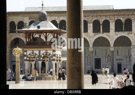 Persone raffigurate nel patio di Umayyad moschea, la Grande Moschea di Damasco, Siria, 29 agosto 2007. Moschea degli omayyä di, che si trova alla fine del al-Hamidiyeh souq nella città vecchia di Damasco, fu costruito nel 705 D.C. dagli Umayyad califfo Al-Walid I quando Damasco era la capitale dell'Impero arabo. Foto: Rainer Jensen Foto Stock